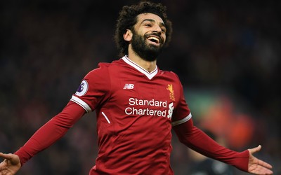 环亚体育-加维亲吻十字架入场
